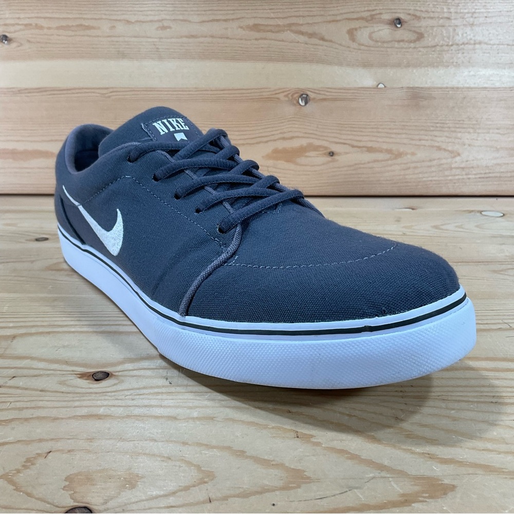 Nike Satire Canvas Skateboarding Shoe 
# 555380-010
Men’s 11.5 
Dark Grey White